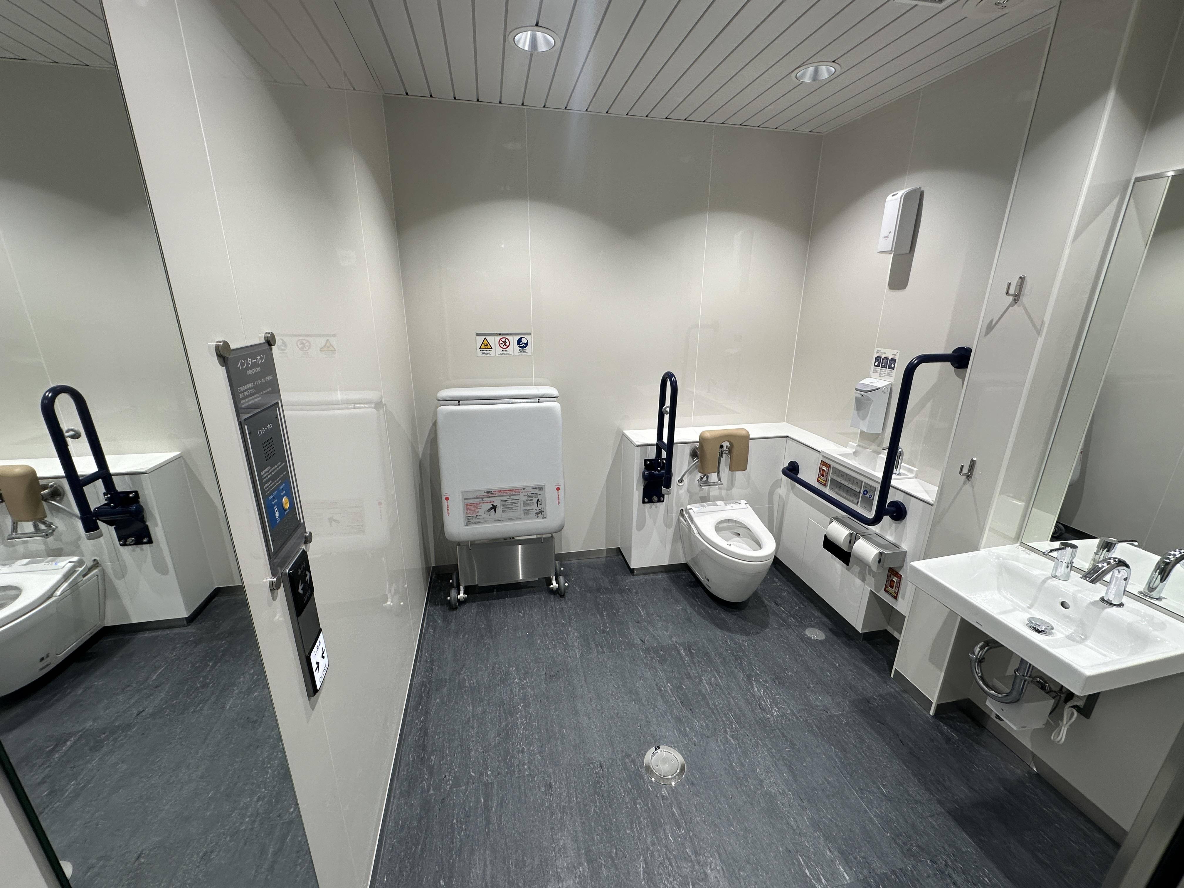 04_tama center_Wheelchair accessible toilets.JPG